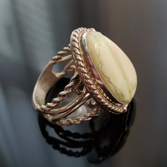 Pale green stone ring with sterling silver - Picture 2 of 3